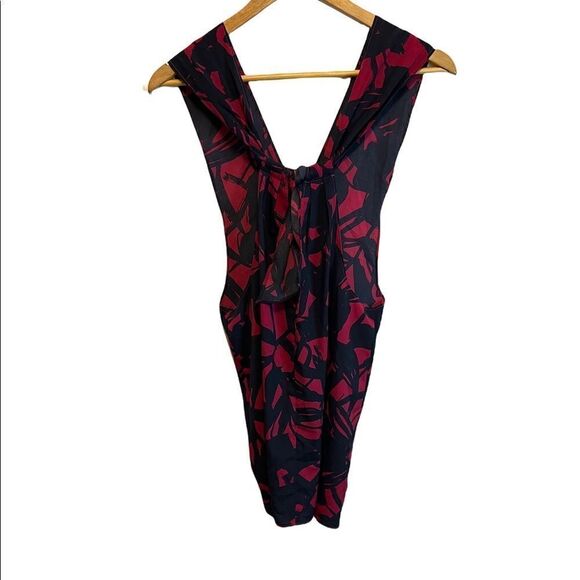 NWOT BANANA REPUBLIC Petites Printed Tie Back Front Key Hole Halter Light Top XS - Picture 3 of 8